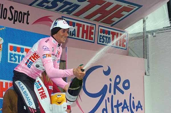 Spray time for Ivan Basso (CSC)