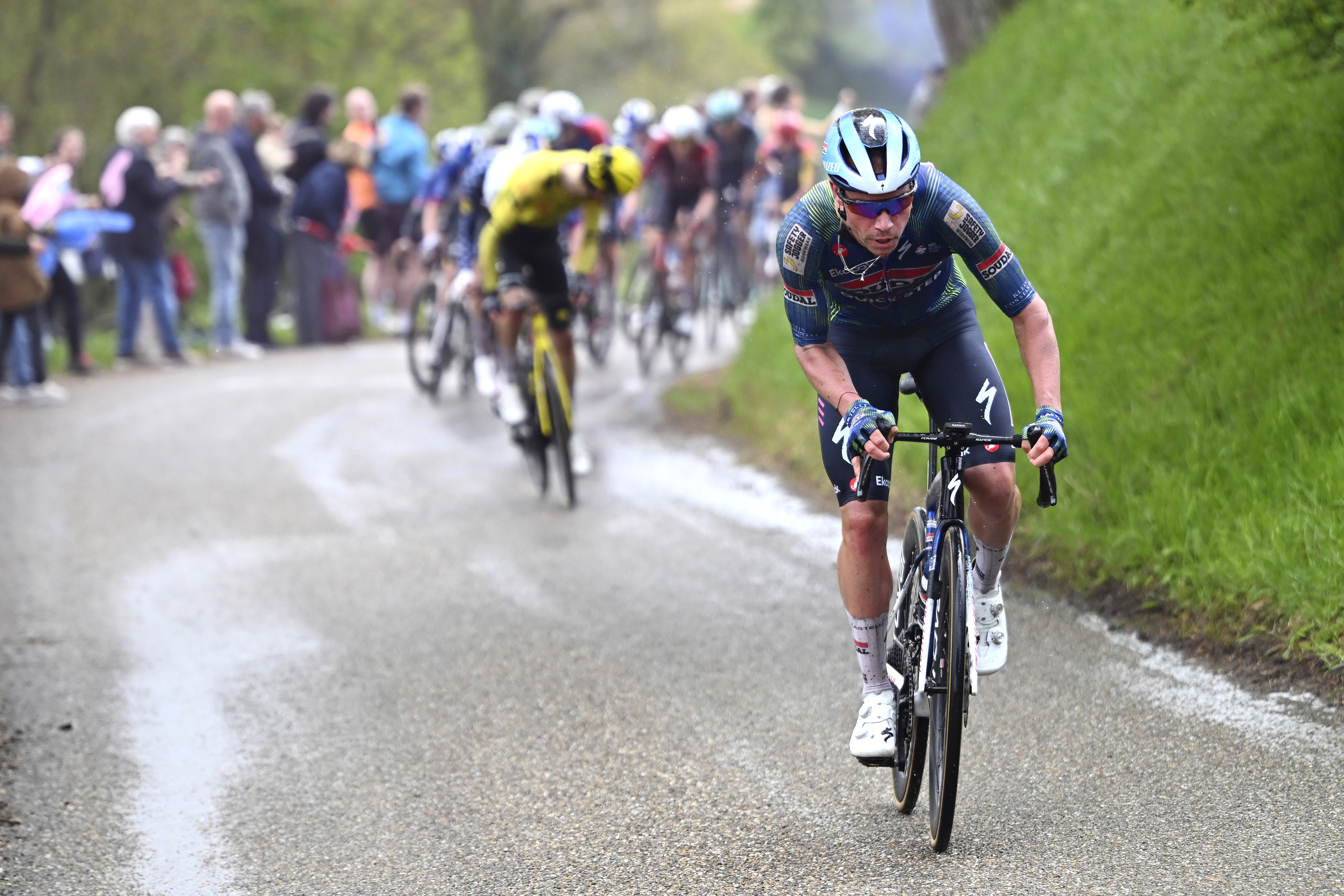 VALKENBURG, THE NETHERLANDS - APRIL 19 : during the 60th edition of Amstel Gold Race an UCI World Tour 1.UWT one day cycling road race for Men Elite of 220 km with start in Maastricht and finish in Valkenburg on April 19, 2026 in Valkenburg, The Netherlands, 19/04/2026 ( Motordriver Kenny Verfaillie - Photo by Vincent Kalut / Photonews