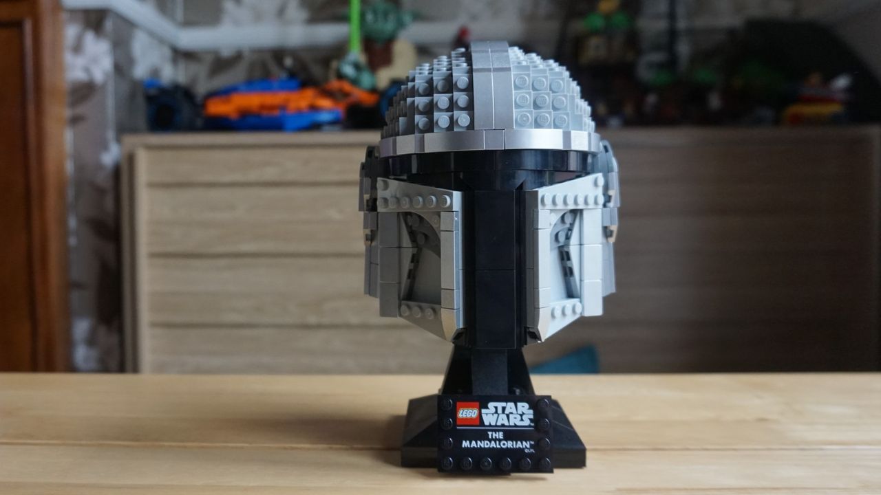 Lego Star Wars The Mandalorian Helmet 75328_Front view