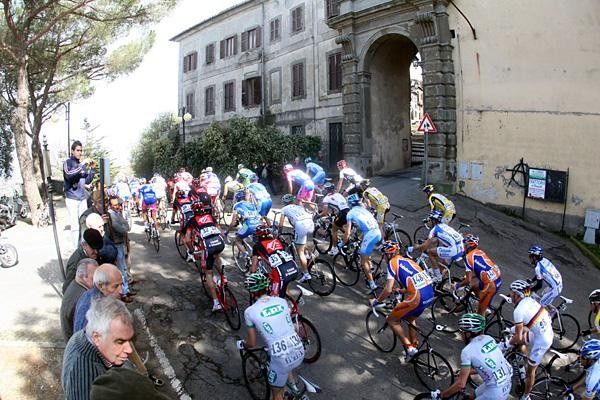 Caisse d'Epargne ride out of the start.