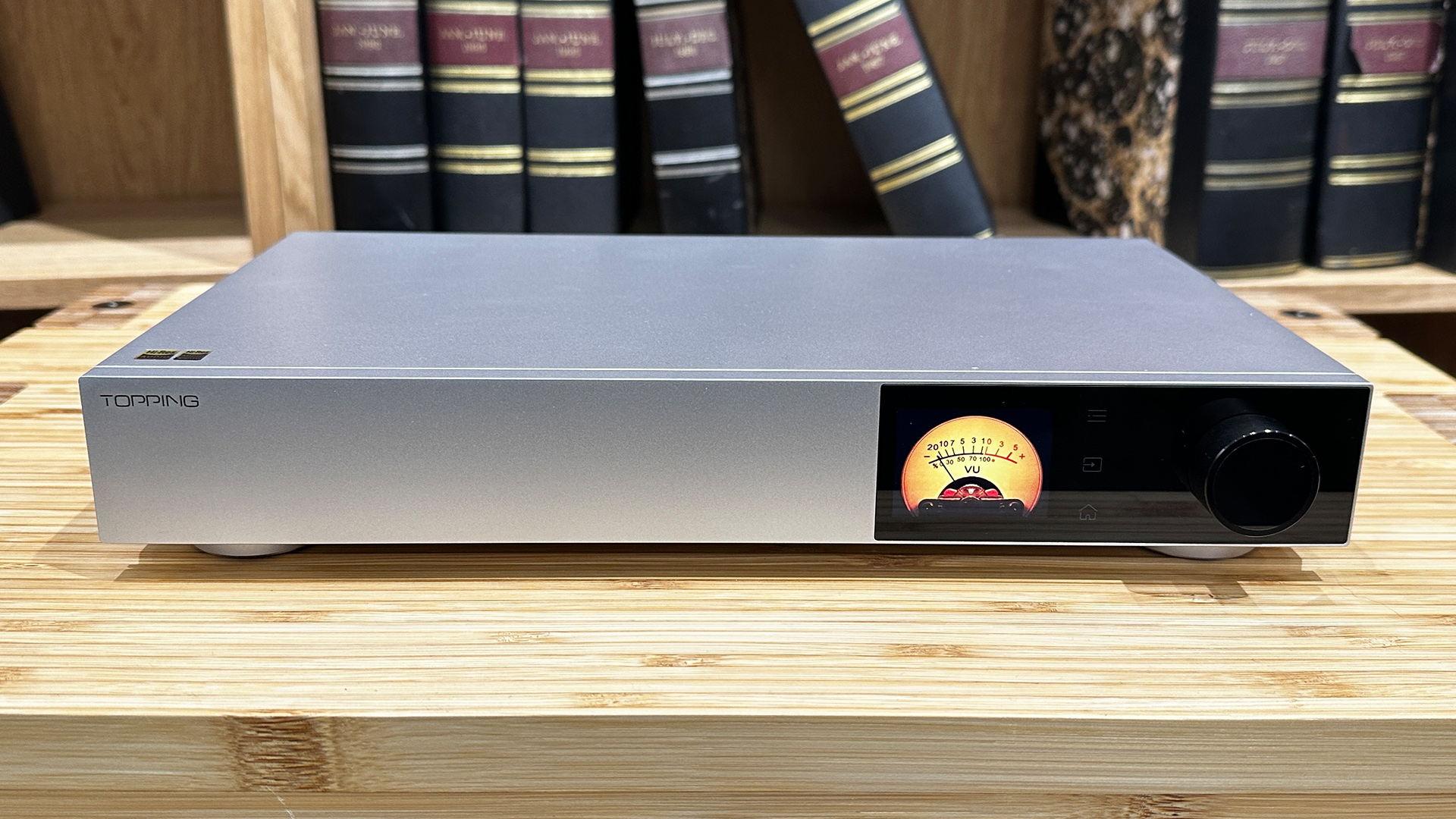 Topping Audio D900 DAC on wooden hi-fi rack in front of bookcase
