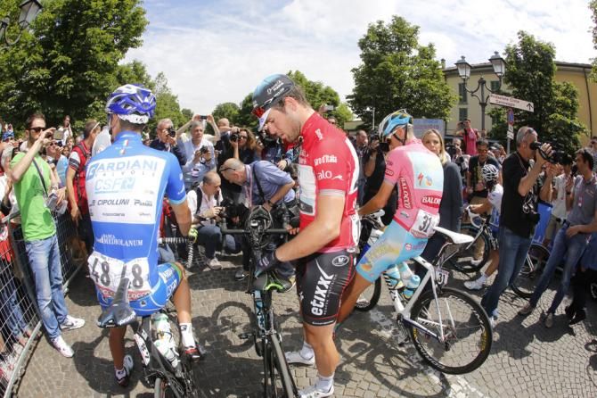 Mark Cavendish (Omega Pharma - QuickStep) checks over his bike