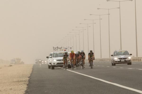 The leaders approach the final 20 kilometres, in the gloom of the sandstorm and fighting into a huge headwind