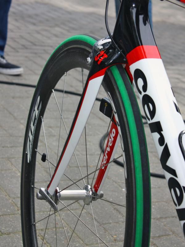 The fork is labeled as a standard 3T Funda Pro but the notably more generous clearance and more widely set fork blades tell us it's something different entirely.