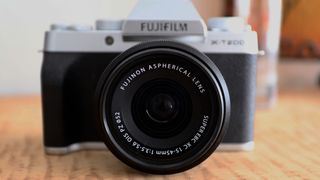 Fujifilm X-T200 på ett träbord med sitt 15-45 mm objektiv