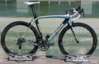 The Bianchi Oltre XR in celeste, with Campagnolo Super Record EPS