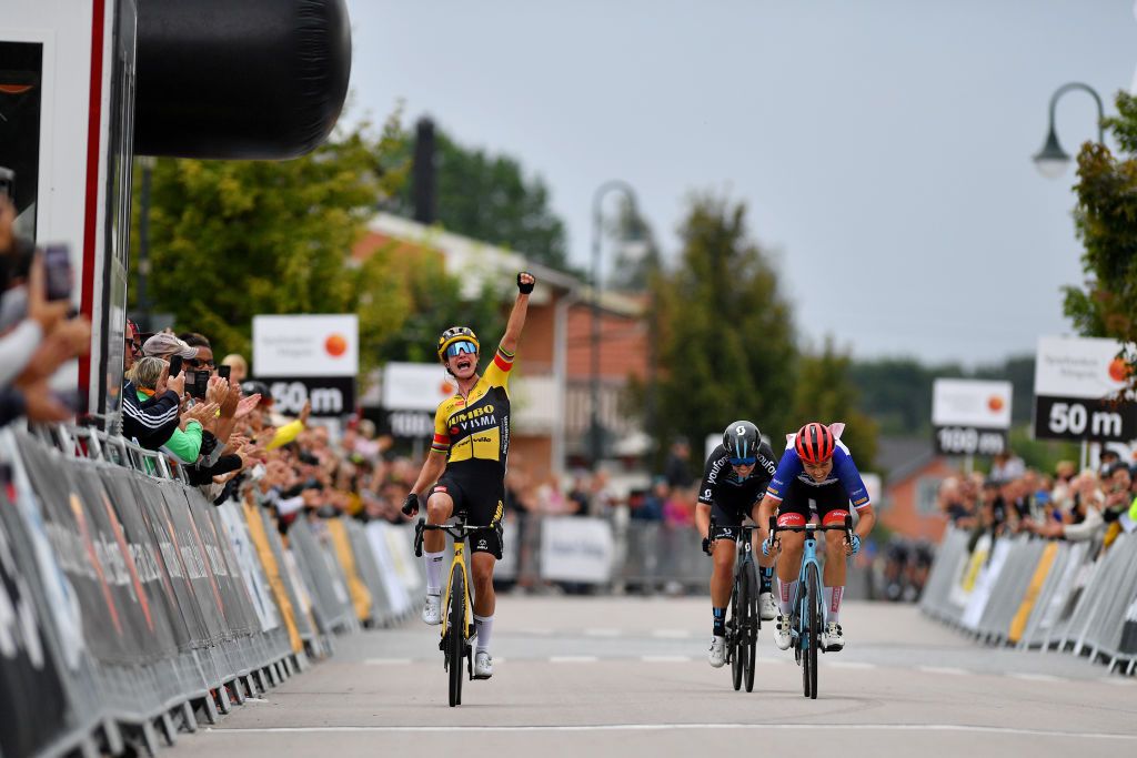 Marianne Vos celebrates her victory at the Postnord V&aring;rg&aring;rda WestSweden