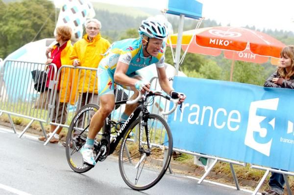 Alexandre Vinokourov (Astana) gives desperate chase to Rui Costa.