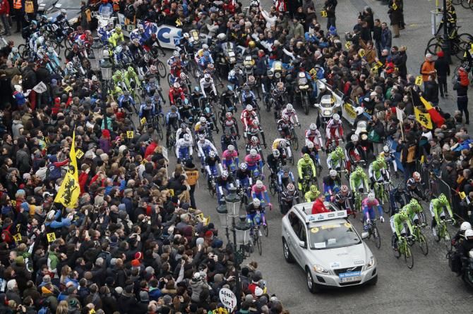 The peloton rolls off the start line in Bruges