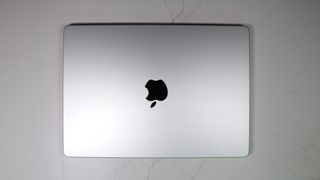 MacBook Pro (14 inch, 2023) in een studio