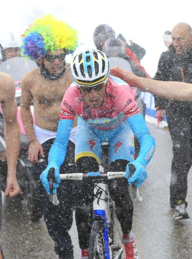 Despite the snowy conditions in the stage 20 finale, the tifosi were out in force to urge on Vincenzo Nibali