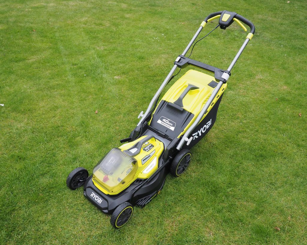 Ryobi 18V ONE+ 40cm Cordless Brushless Lawn Mower Review | Gardeningetc