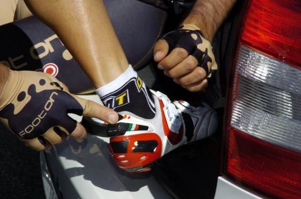 A Footon-Servetto rider covers up the Sidi logos on his shoes prior to the Tour Down Under&rsquo;s opening stage. Electrical tape has many uses!