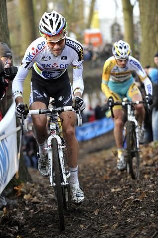 Niels Albert (BKCP - Powerplus) leads Kevin Pauwels (Telenet-Fidea Cycling Team).
