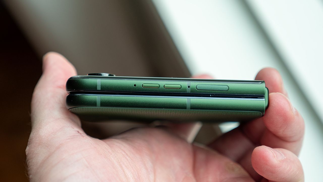 The Motorola Razr Plus 2026's right side