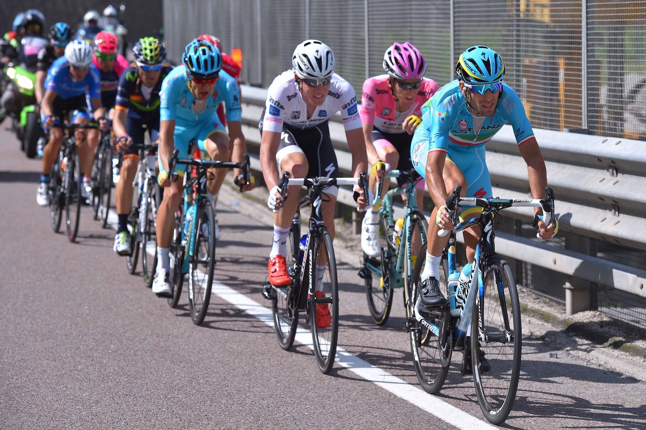 Vincenzo Nibali (Astana) leads the maglia rosa group
