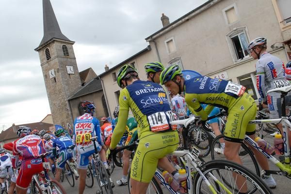 The Bretagne-Schuller boys compare notes at the start