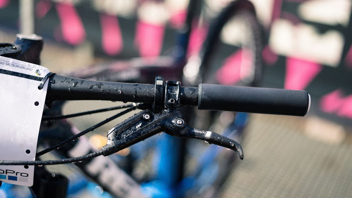 Stephane's cockpit geometry sees a 720mm handlebar, clamped into place by a 110mm stem
