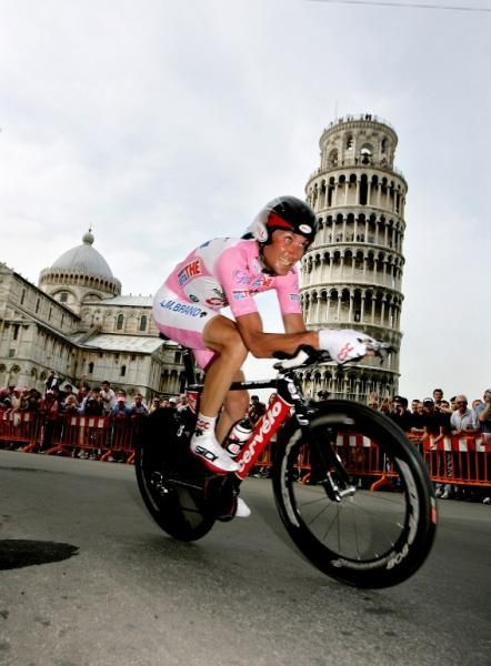 Ivan Basso time trials past the leaning tower of Pisa.