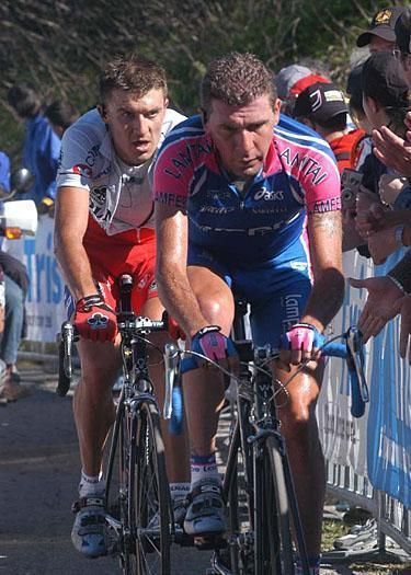 Francesco Casagrande leads Yaroslav Popovych on Monte Zoncolon.