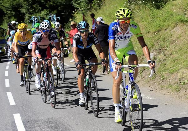 Ivan Basso (Liquigas-Cannondale) sets tempo at the head of the yellow jersey group.