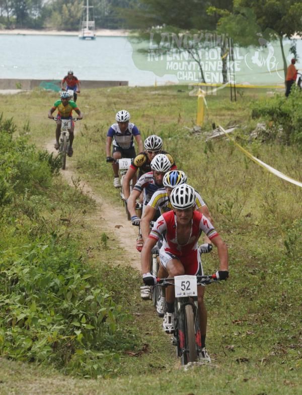 Burry Stander (Specialized) at the front of a group of riders