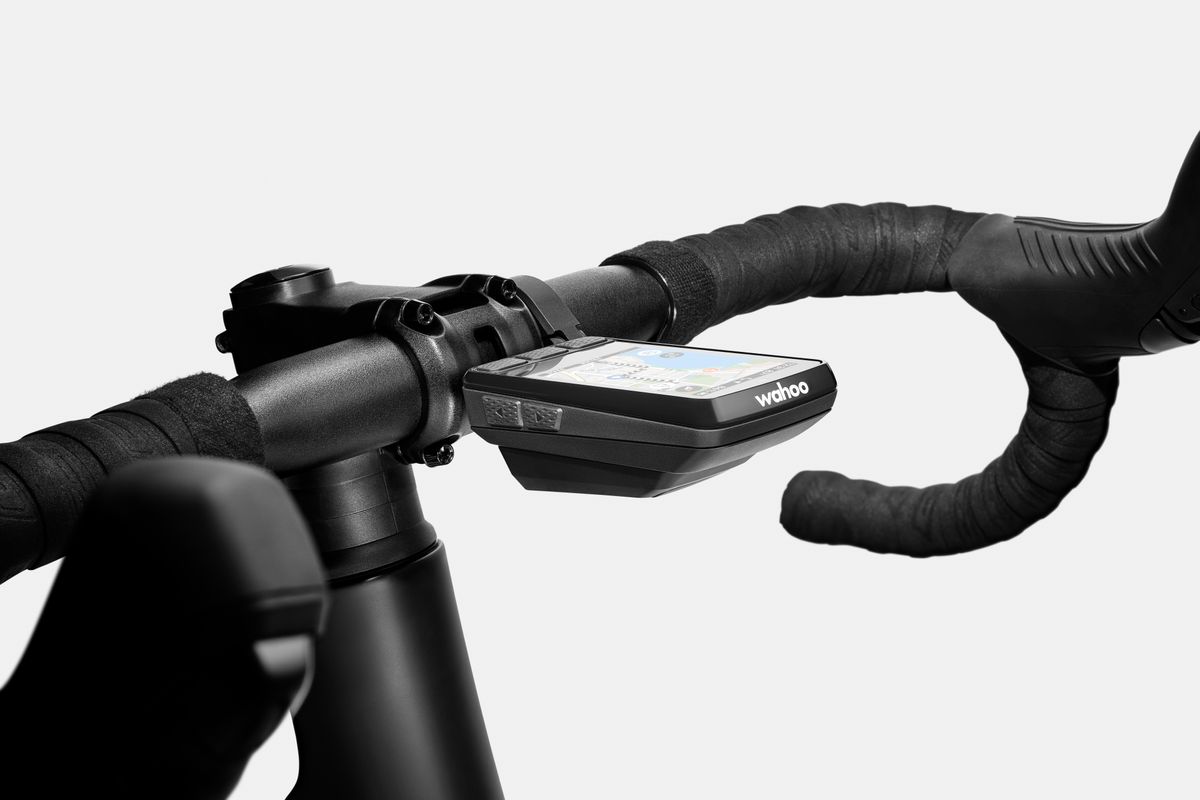 A new Wahoo Roam 3 computer mounted to handlebars