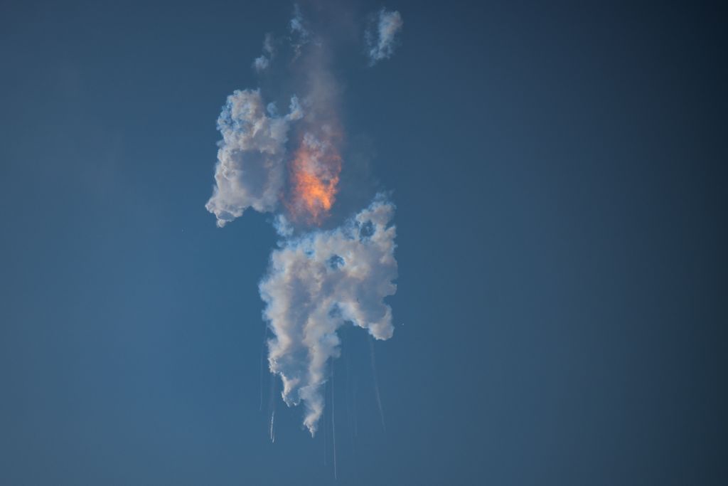 SpaceX Starship explodes