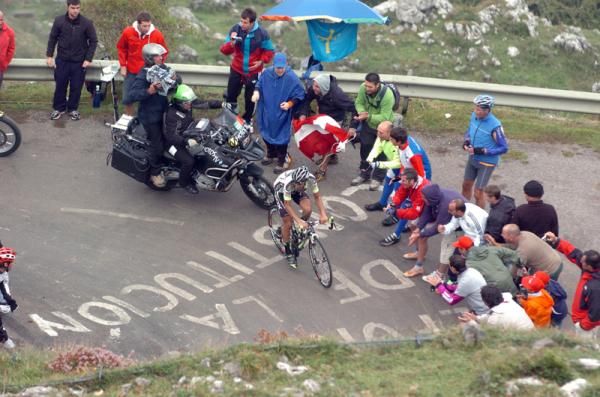 Juan Jose Cobo (Geox-TMC) makes his way up the Angliru