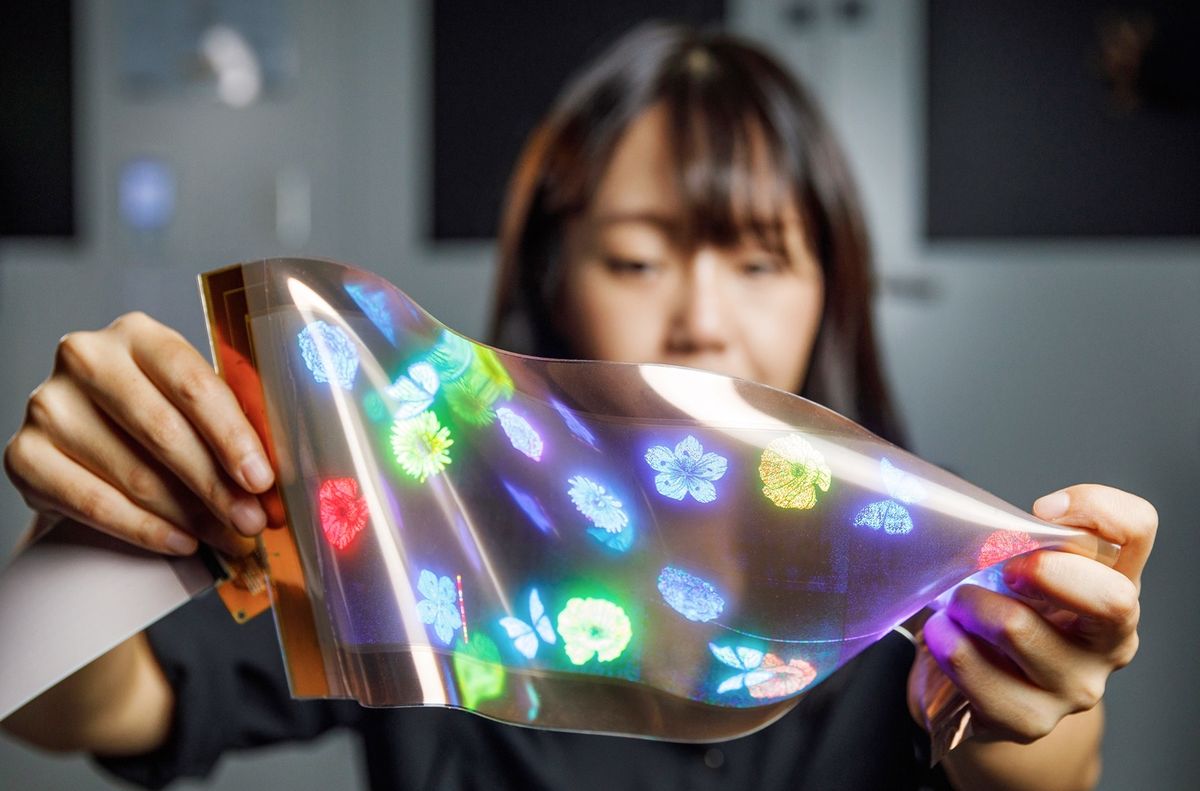 An image of a woman demonstrating the flexibility of LG Display&#039;s stretchable display