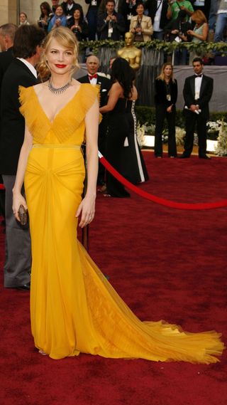 Michelle Williams at the 2006 oscars in one of the best red carpet looks of the 00s