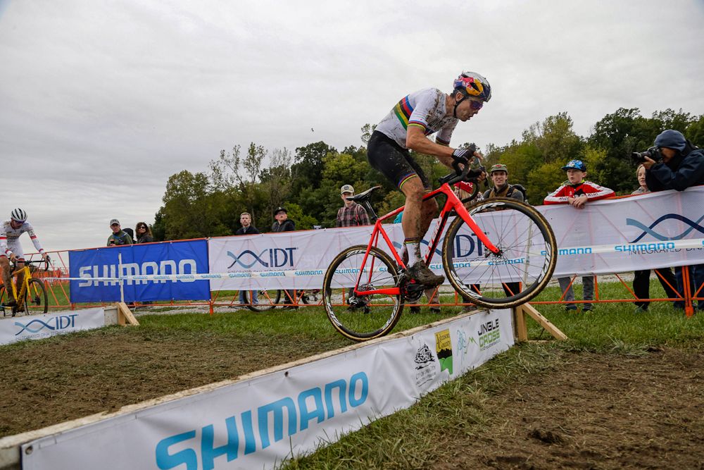 Wout van Aert bunny hops a barrier at the Iowa City World cup