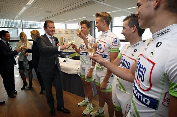 Peter Goedvolk cheers the good folks of Argos-Shimano