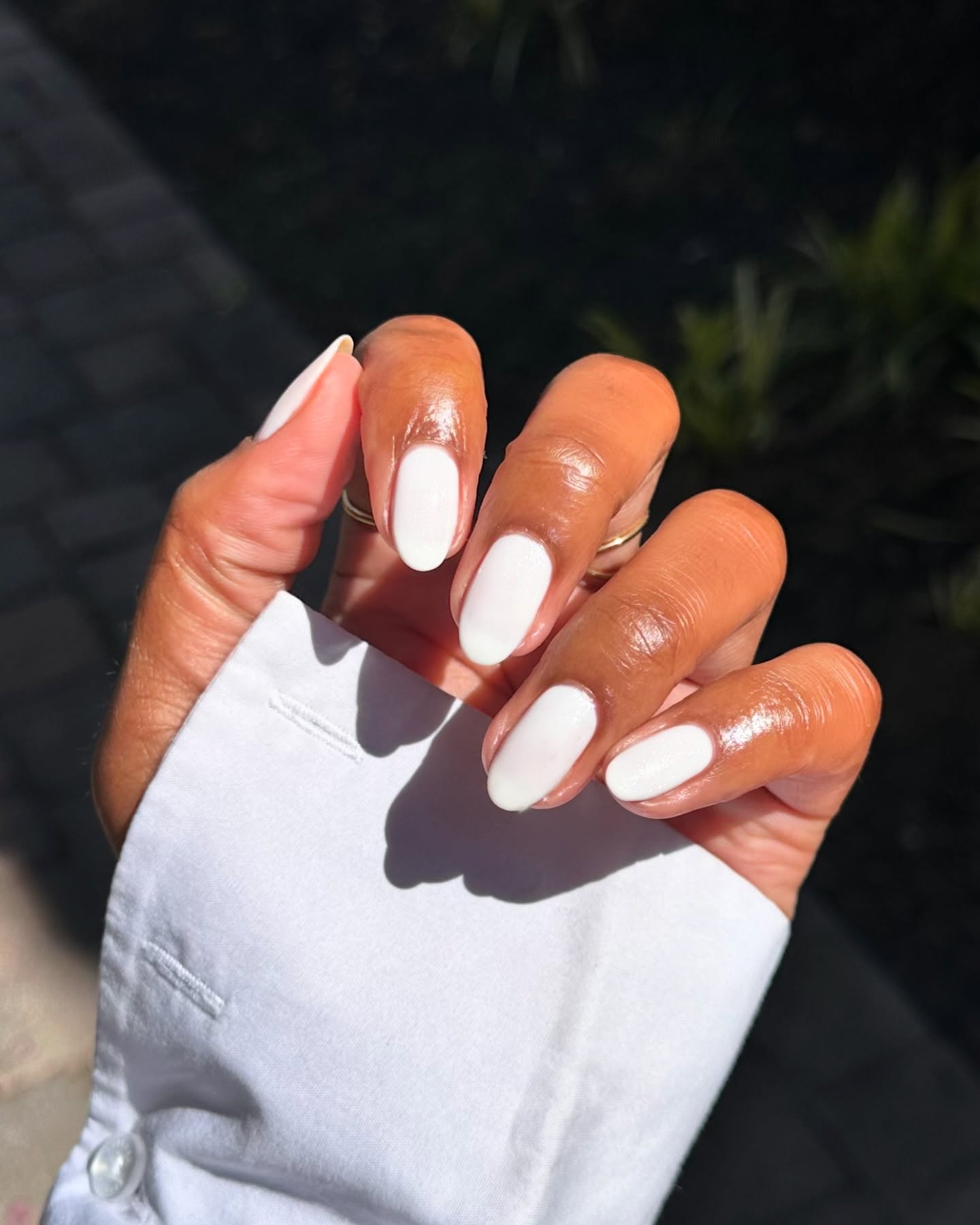 @lolo.nailedit white almond nails