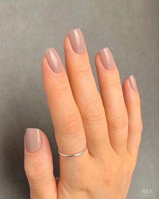 @raelondonnails graue Nägel