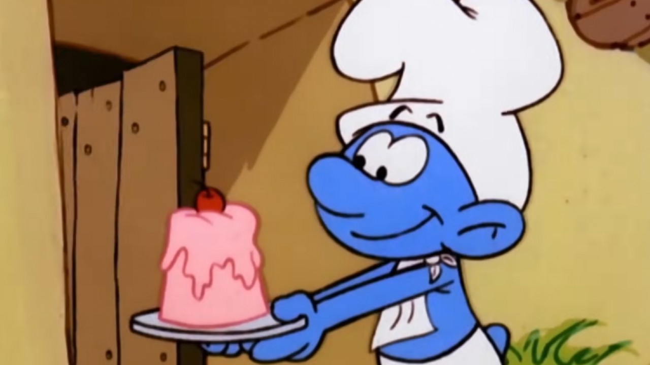 De bakkersmurf maakt een plakkerige kers klaar