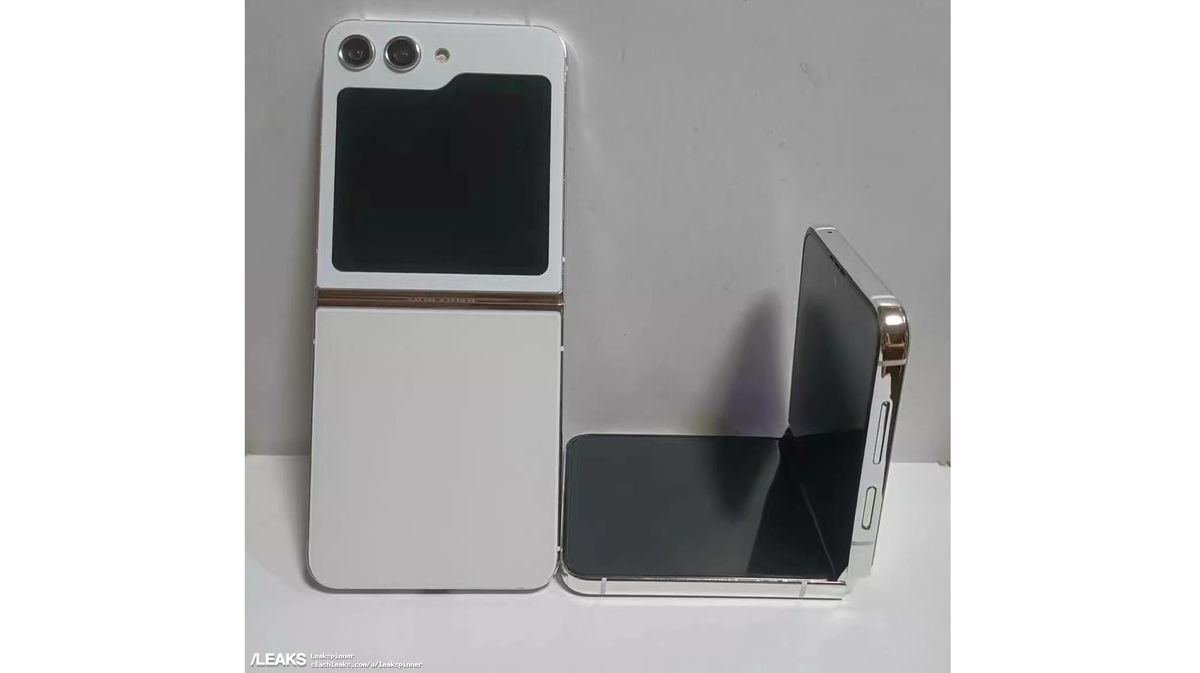 A photo of a Samsung Galaxy Z Flip 5 dummy unit