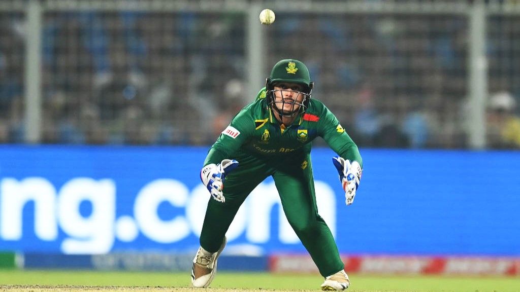 Quinton de Kock dives to catch the ball for South Africa vs Australia live stream