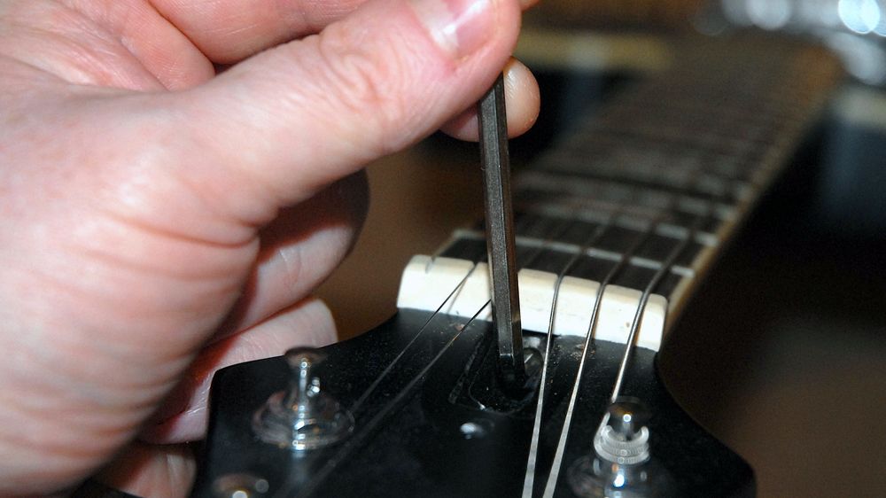 How to adjust an electric guitar&#039;s truss rod