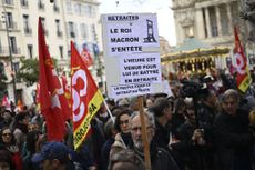 Protests against Macron's pension overhaul