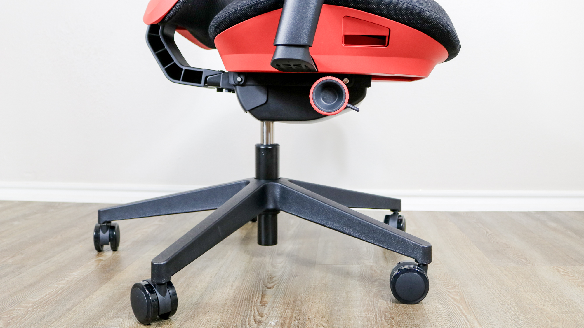 The adjustment knob and seat depth handle on the right side of the Vantum Gaming Chair