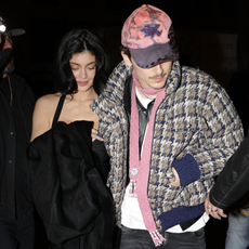 Timothée Chalamet and Kylie Jenner stroll hand in hand into the Hotel Royal Monceau after an elegant dinner at Cyril Lignac’s renowned restaurant in Paris.