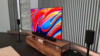 Téléviseur Sony Bravia 9 mini-LED sur meuble TV en bois