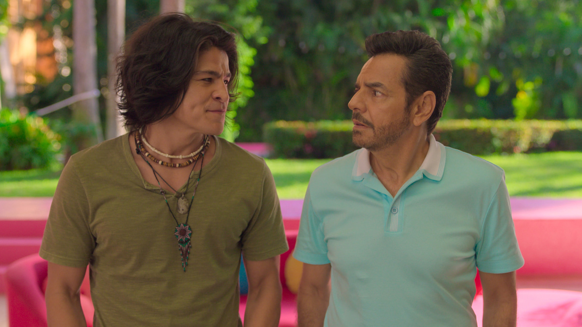 Cristo Fernández as Gustavo and Eugenio Derbez as Maximo Gallardo Ramos in Acapulco.