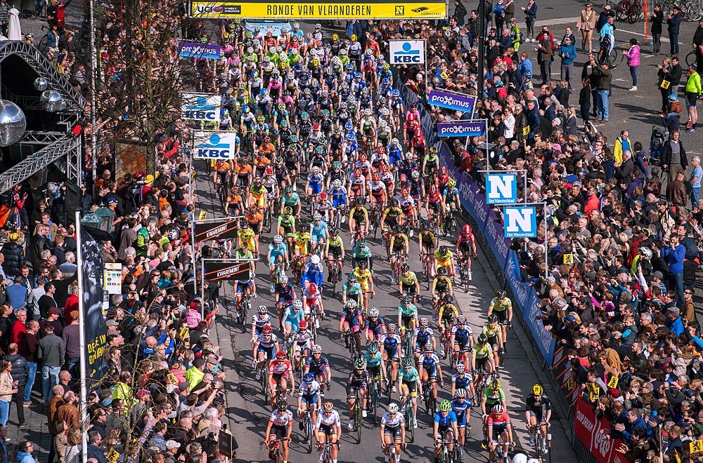 The peloton and the fans at 2016 Tour of Flanders Women
