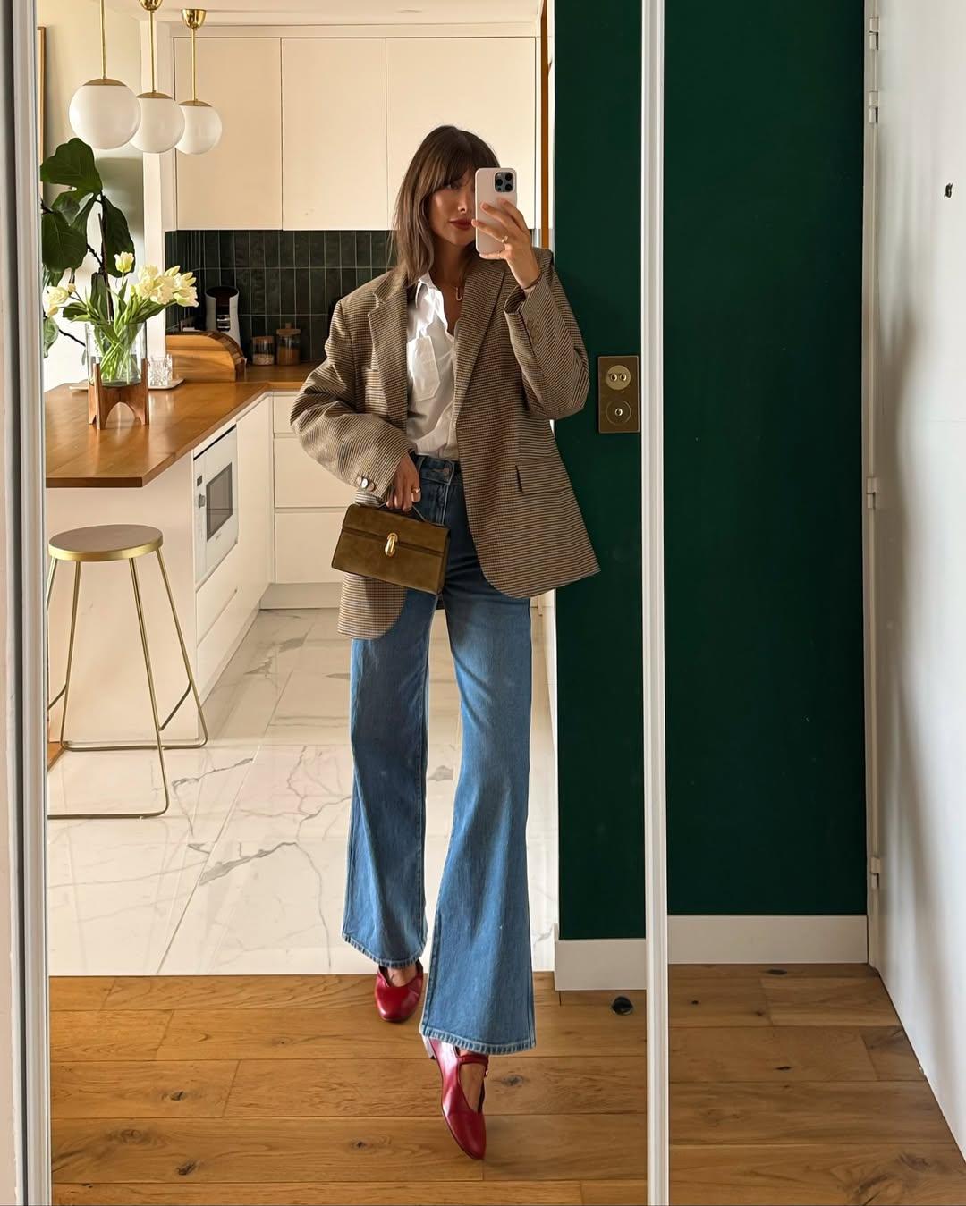 @juliesfi wearing blazer and jeans