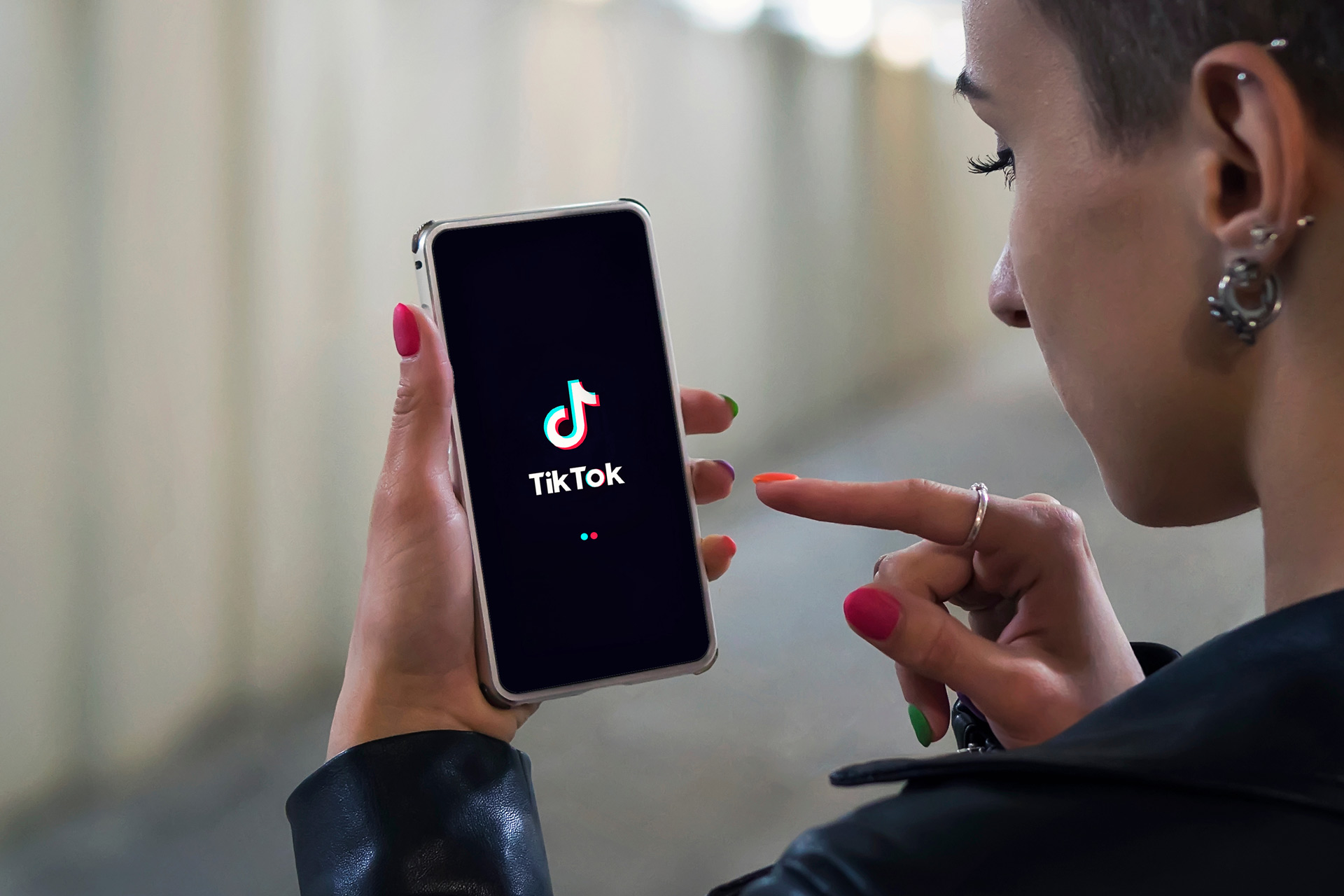 Alguien que usa la aplicación TikTok en su teléfono móvil