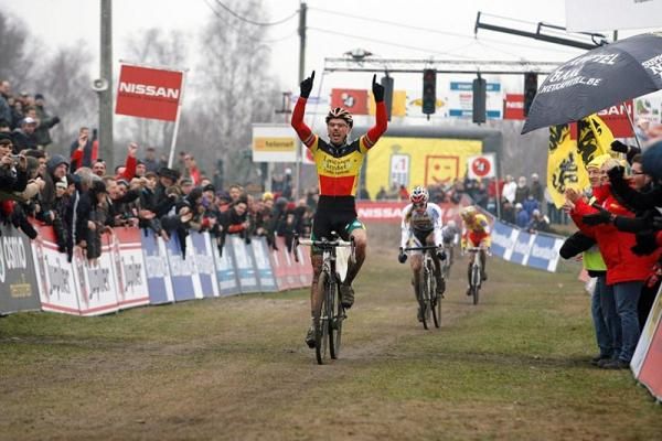 Sven Nys (Landbouwkrediet) celebrates his victory.