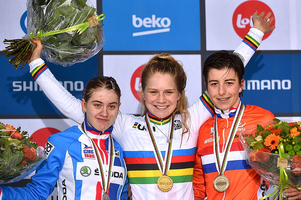 Evie Richards (Great-Britain) tops the podium in the U23 women's category at cyclo-cross Worlds
