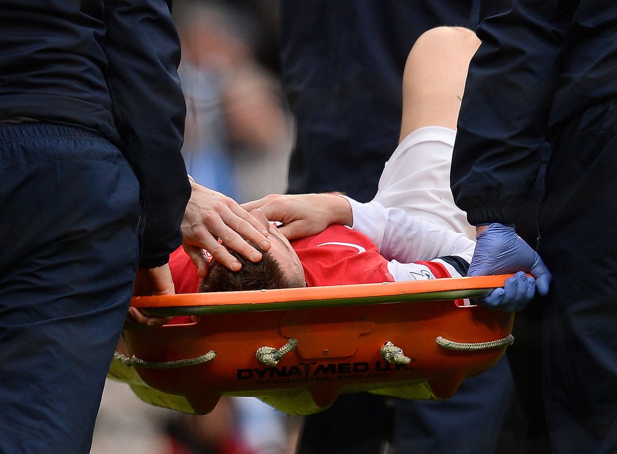 koscielny-facing-spell-out-with-knee-wound-fourfourtwo